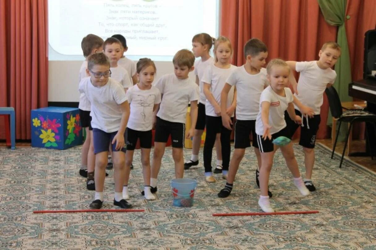 Метание в детском саду. Метание мешочка с песком в детском саду. Метание в средней группе. Метание мяча в детском саду.