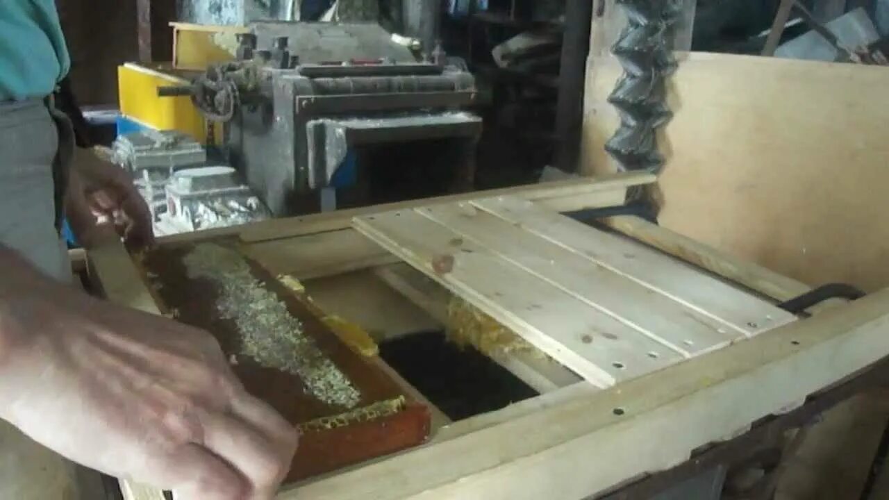 Распечатыватель пчелиных сот РРП-1. Распечатка соторамок МП 2. Распечатыватель пчелиных рамок. Стол для распечатки пчелиных рамок.