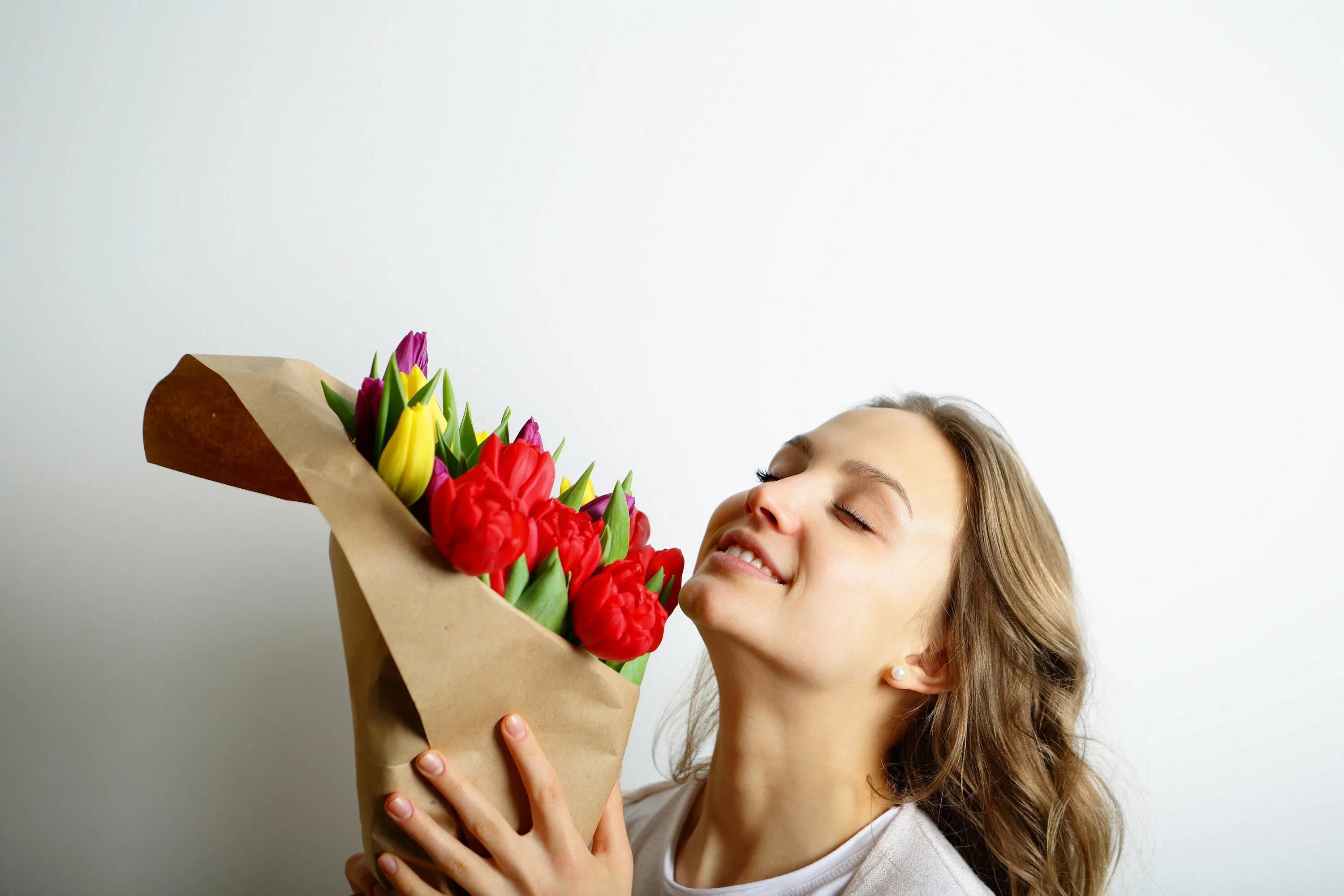 Women day zapodarkom ru. Женщина с цветами. Букет "девушке". Девушка с тюльпанами. Букет цветов для женщины.