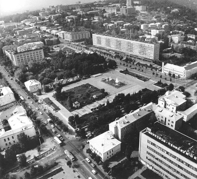 Три автобуса Икарус-180 на ул. Московской у магазина "Малыш". 1970-е. Фото из по