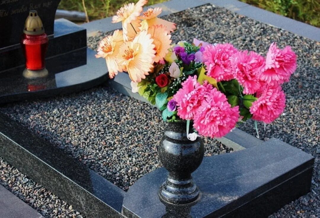 Можно ли искусственные цветы на могилу. Вазы с цветами на кладбище. Цветник из гранита. Гранитные вазы для цветов на кладбище. Цветник на кладбище.