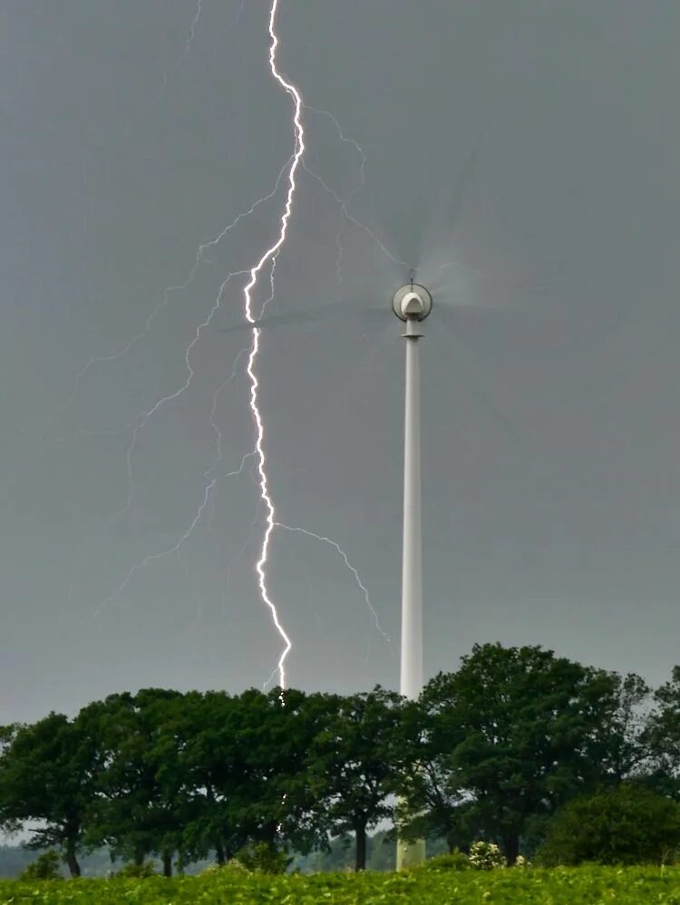 Удар молнии в громоотвод. Громоотводы в городе. Бурдж-халифа дубай молния. Громоотводы в городе. Молния в молниеотвод.