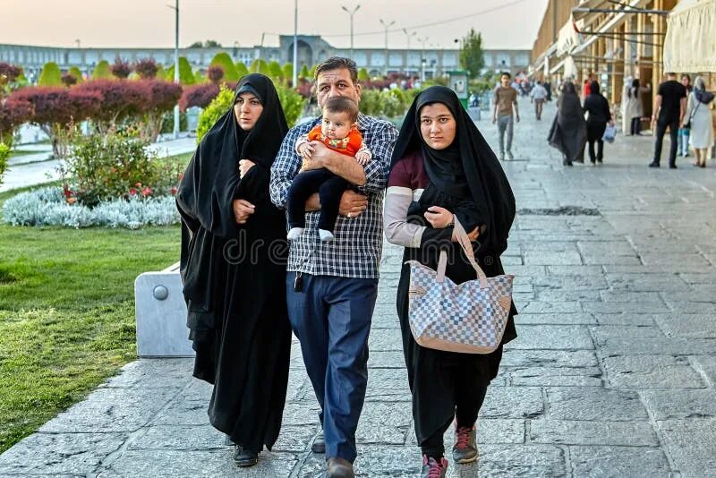 Иранский быт. Iranian family karts. Иранские фамилии. Семья иранцев. Иранские фамилии.