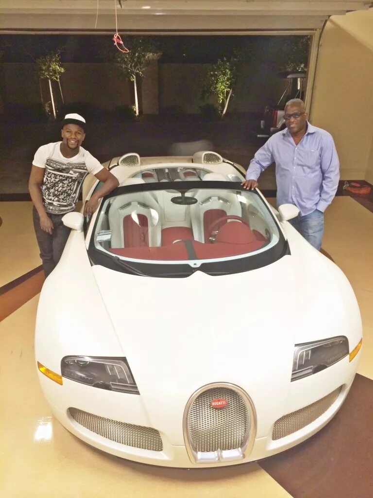 Fixes his car. Bugatti Floyd Mayweather. Бугатти Флойда Мейвезера. Флойд Мейвезер машины. Флойд Мейвезер дом и машины.