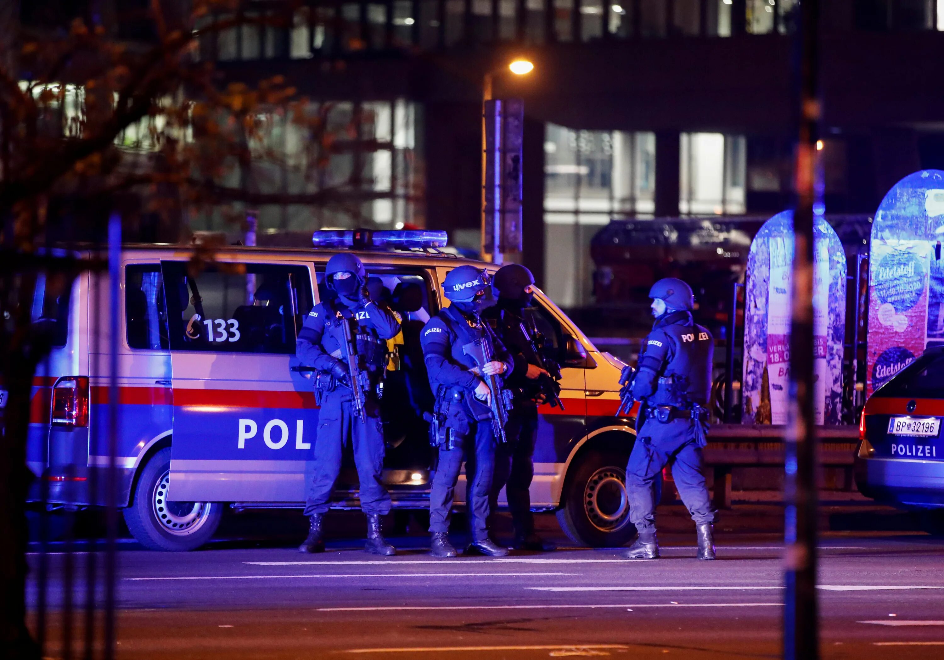 Крупные теракты в европе. Вена Австрия полиция. Теракт в Австрии. Полицейский в Австрии.