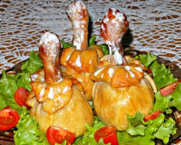 Куриные голени в слоеных мешочках рецепт. Куриные ножки в мешочке. курица в мешочке из слоеного. голень в мешочке. куриные голени в мешочке.