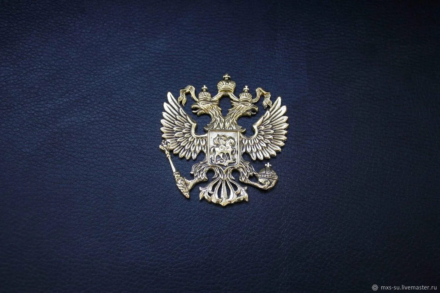 Золотой герб на черном фоне