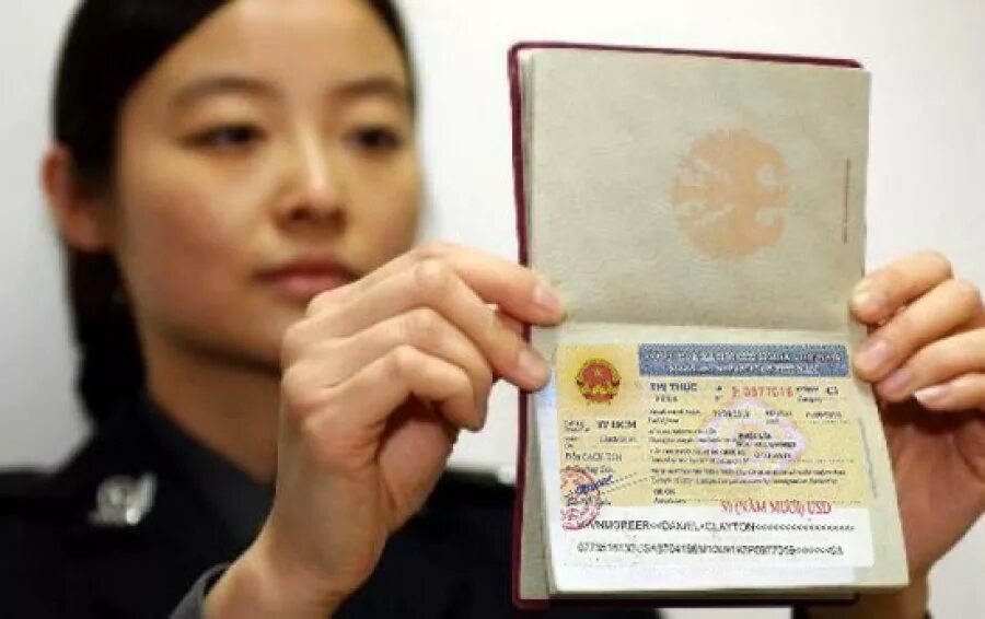Люди получившие гражданство китая. Разрешение на пребывание в Китае. Виза в Китай.