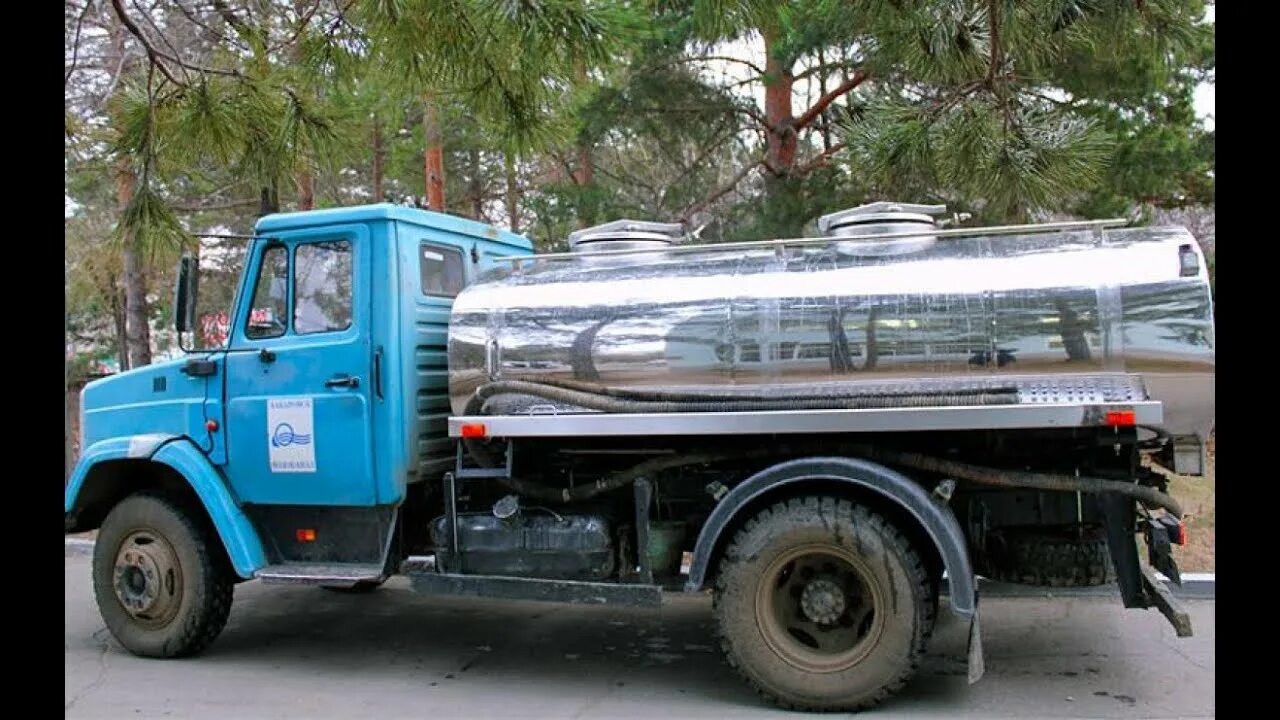 Водитель водовоза. Водовозка для питьевой воды. Японская водовозка. Водовоз Водоканал. Кран для водовозки.