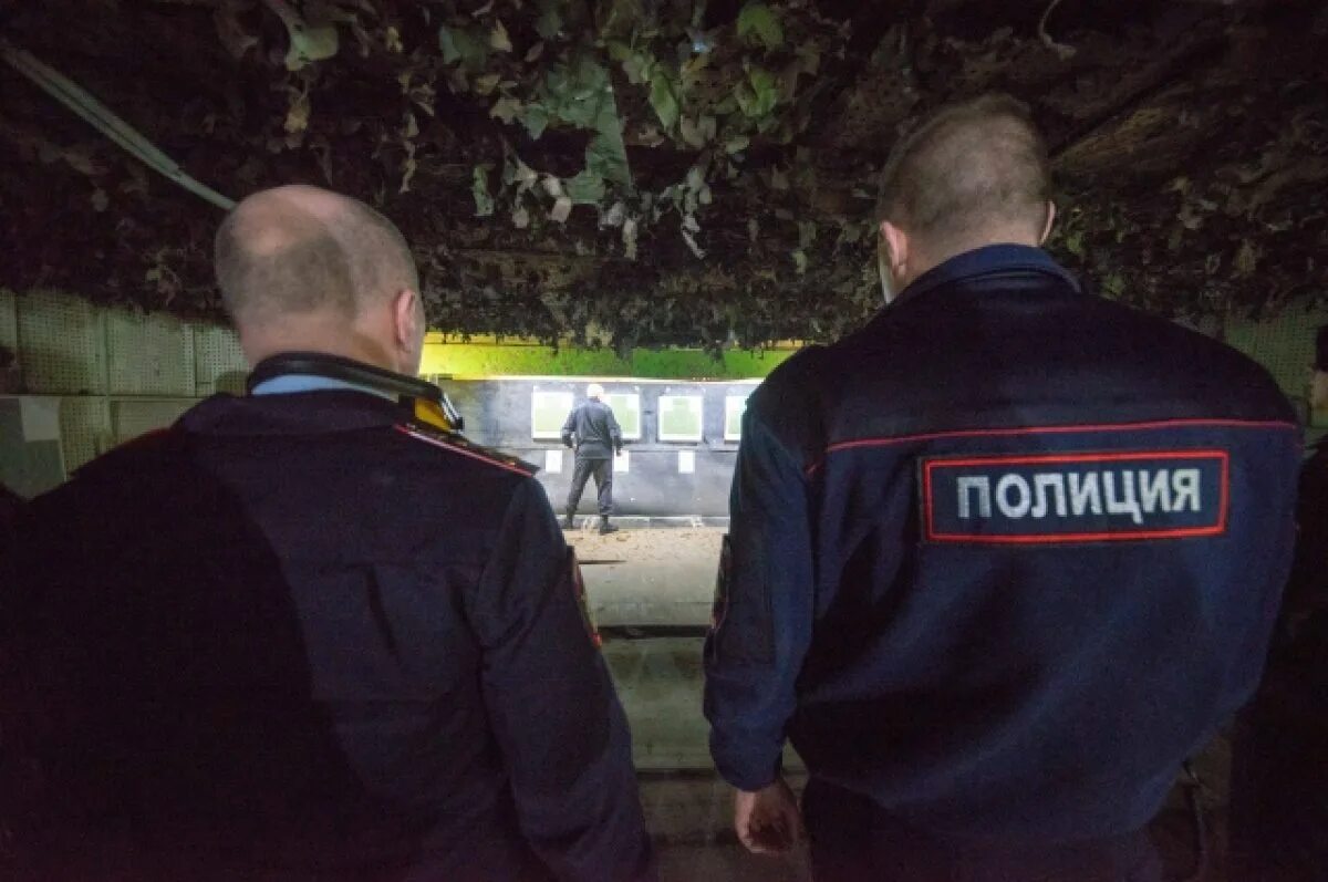 Пятая рабочая полиция. Полицейский хватает книгу. Полиция америки сейчас. Нехватка в полиции 2024. Нехватка в полиции 2024.