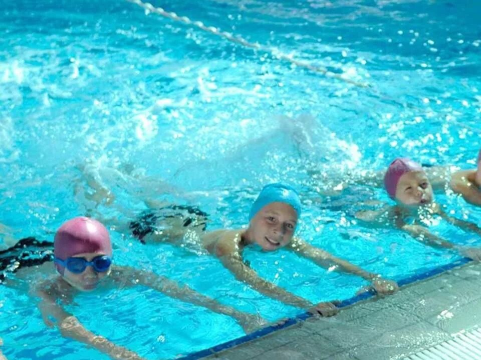 Плавание дети. Детское плавание в бассейне. Первое занятие в бассейне. Дети плавают в бассейне.