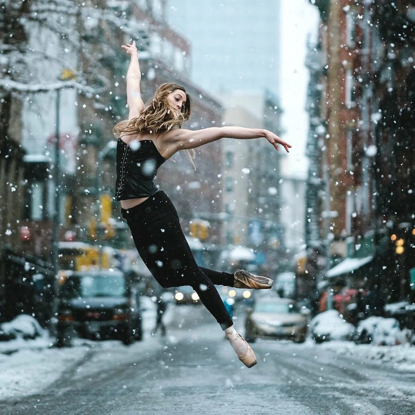 Танцы зимой на улице. Девушка танцует зимой. Балерина на снегу. Девушка танцует зимой. Девушка танцует зимой.