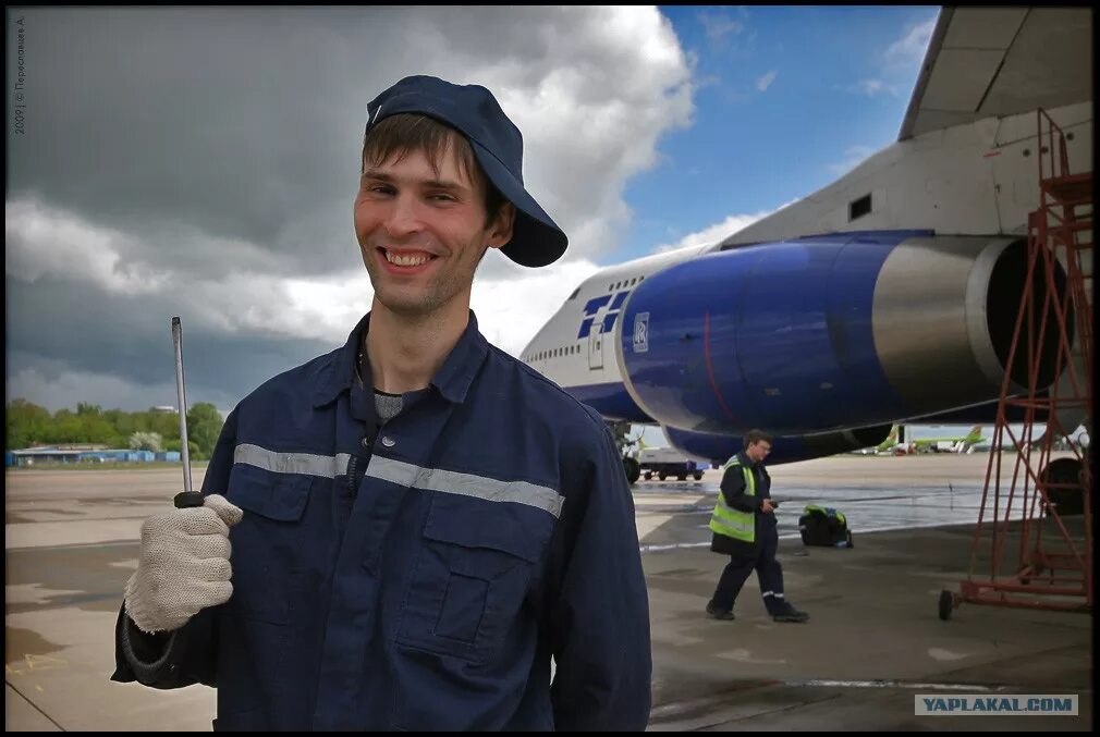 Бортинженер в боинг. Двигатели летательных аппаратов. Самолетный двигатель. Инженер самолетов. Авиаинженер профессия.