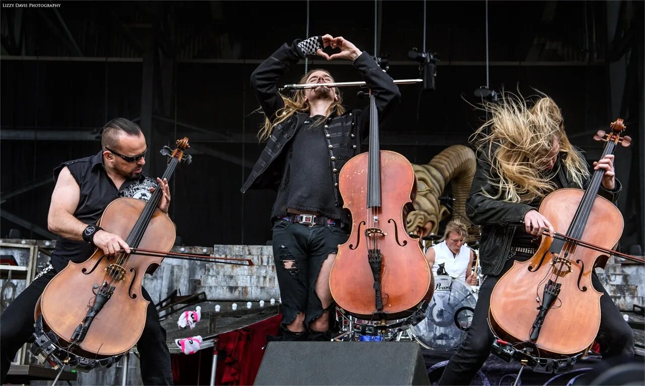 Включи апокалиптика. Виолончелист апокалиптика. Группа Apocalyptica. Apocalyptica Apocalyptica 2005. Apocalyptica and Triplex.