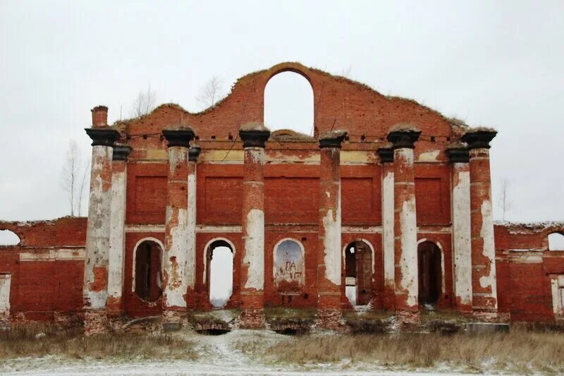 Селищи новгородская область. Церковь в Селищи Ивановской области. Аракчеевские казармы в Новгородской области медведь. Селищи Новгородская область казармы. Аракчеевские казармы Селищи.