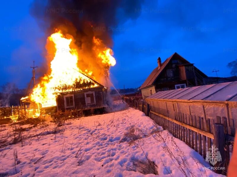 Погода усть илимск на 10 дней. Пожар Усть Илимск. Пожар фото. Пожар в доме. Пожар в Усть Илимске сейчас.
