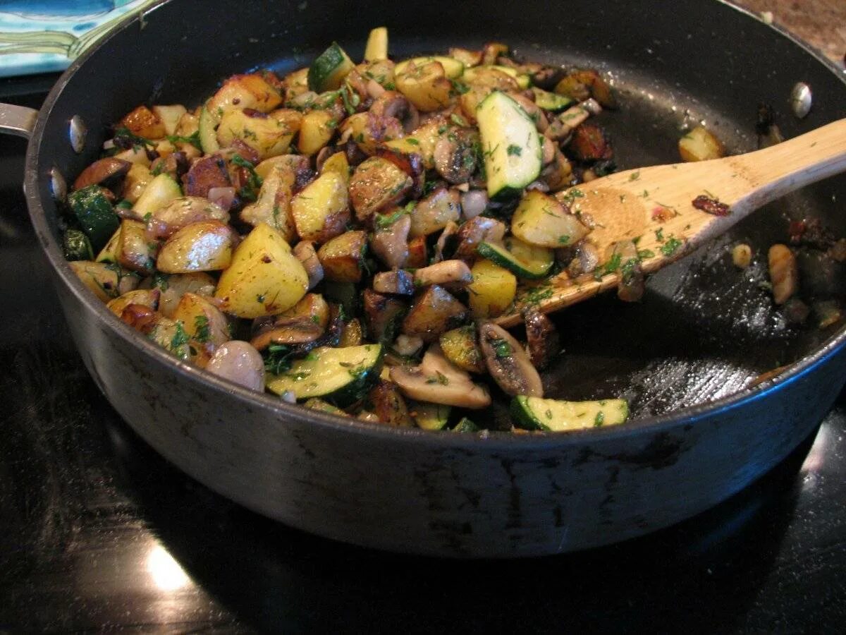 Картофель с маринованными грибами. Жареная картошка с грибами. Картофель жареный с грибами. Картошка жареная с гри. Картошка с грибами на сковороде.