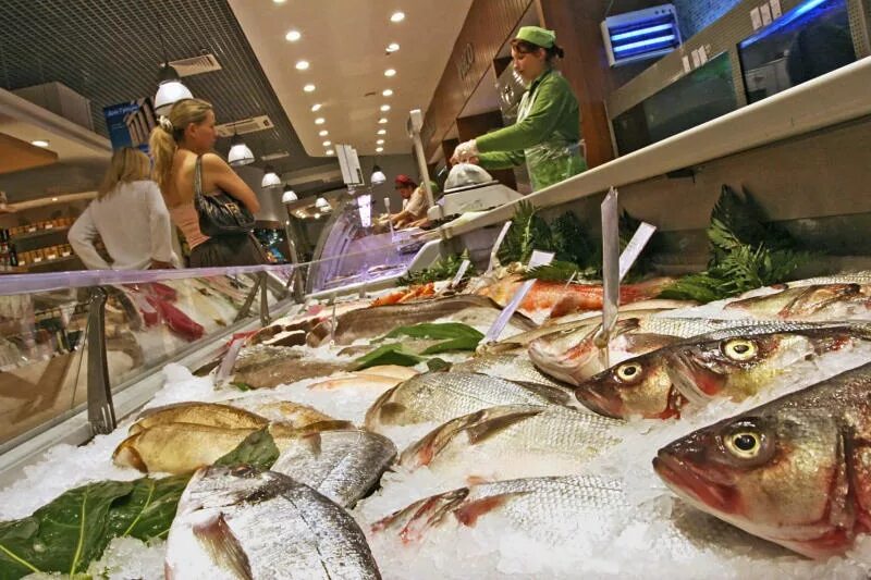 Рыбный прилавок. Рыбные магазины в америке. Рыба на прилавке. Рыба на прилавке. Рыбный отдел на рынке.