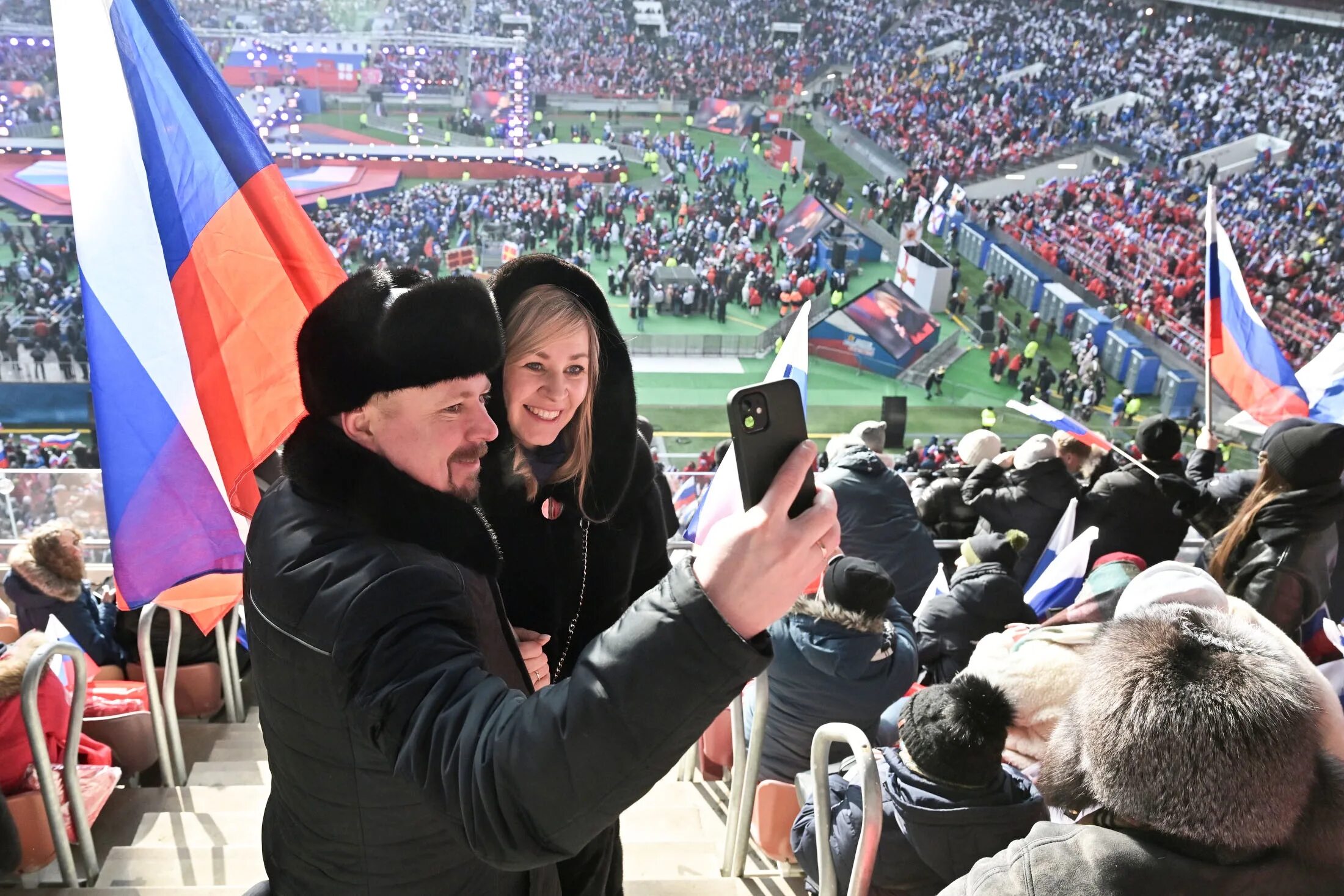 Почему шамана не было на митинг концерте. Митинг в Лужниках. Народ на митинге. Лужники концерт. Митинг концерт.