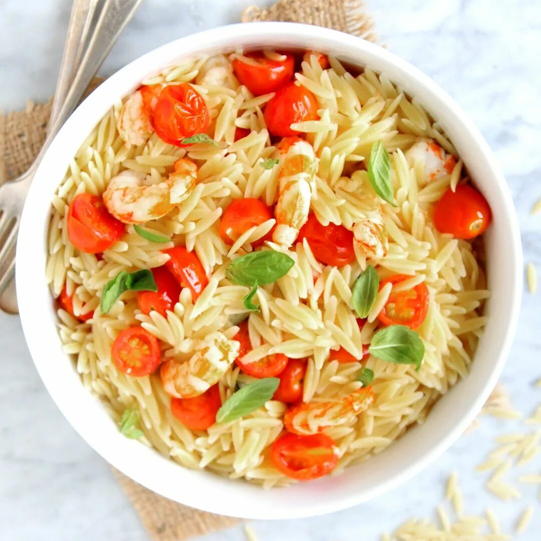Орзо с грибами и курицей. Орзо карбонара. орзо паста виктория. орзо с крабом. орзо с лососем.