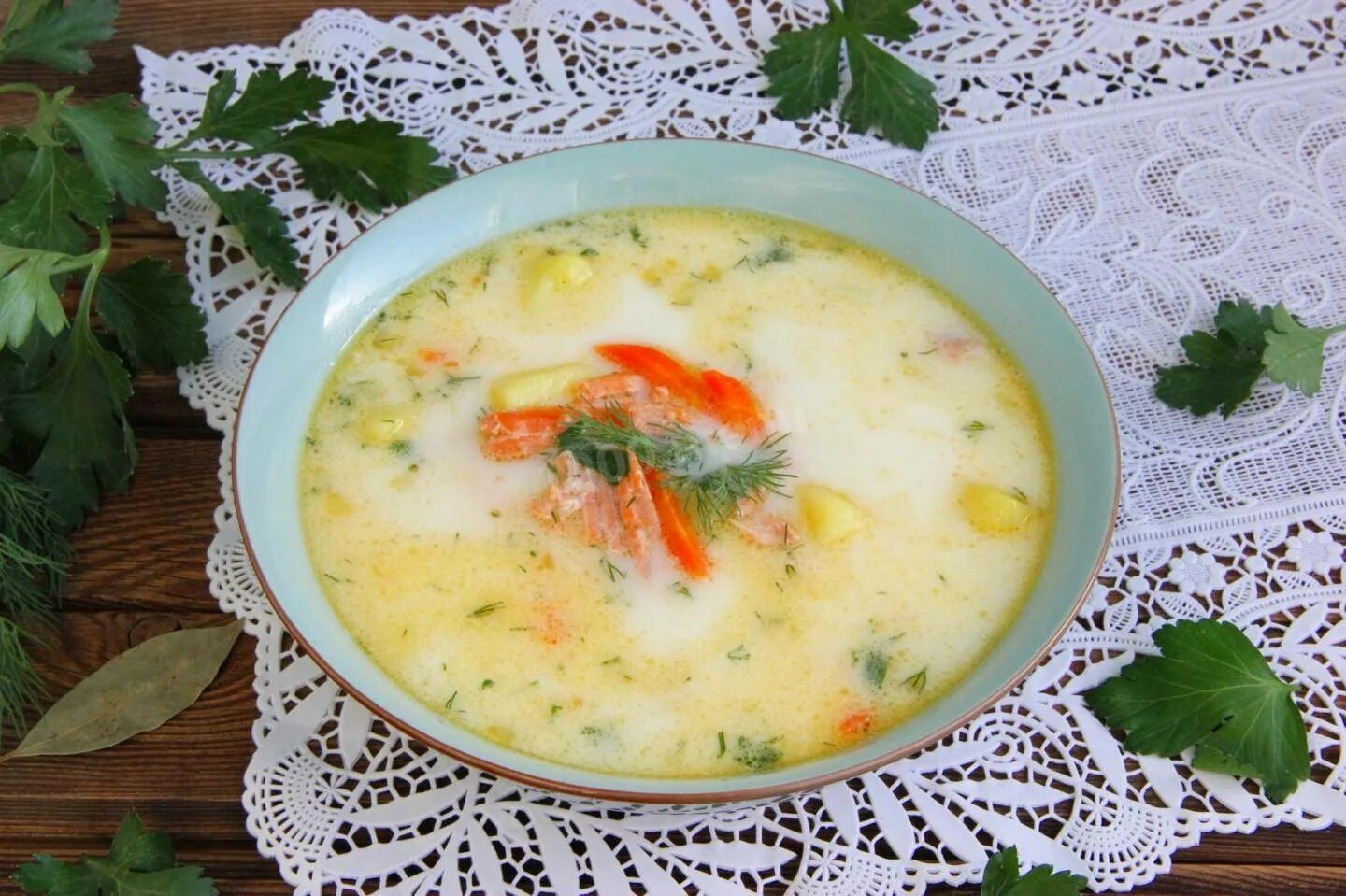 Суп из рыбных голов и хвостов форели. Уха из форели. суп из форели. уха с форелью. уха из форели головы и хвоста со сливками.