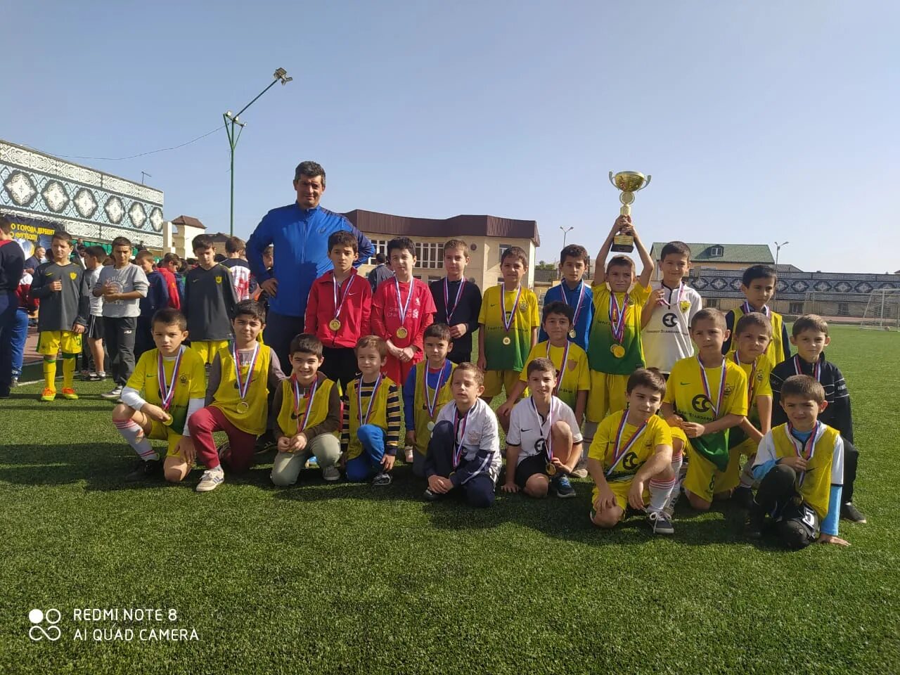 Футбольная команда дербент. Дагестан лезгинка дербент. Горец логотип. Дербентская футбольная команда. Дербент канатоходцы.