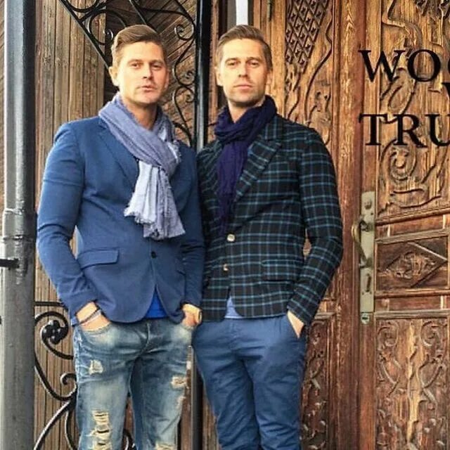 Мужчина в костюме. Красивые близнецы мужчины в костюме. Дорогой костюм. Близнецы бизнесмены. Кэмерон и тайлер уинклвоссы.