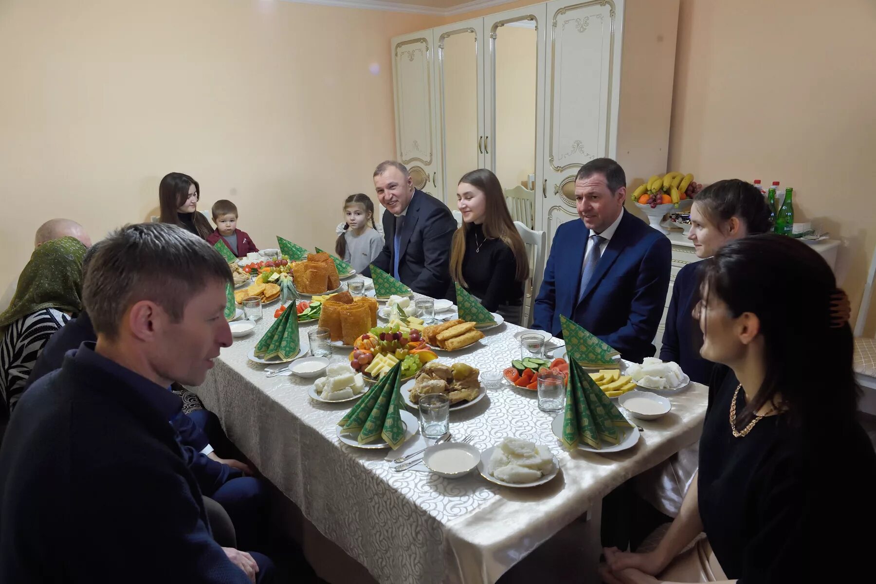 Кошехабльский район. Многодетные семьи Адыгея. Кошехабльский район Адыгея. Кумпилов посетил в Адыгейске многодетных семей.