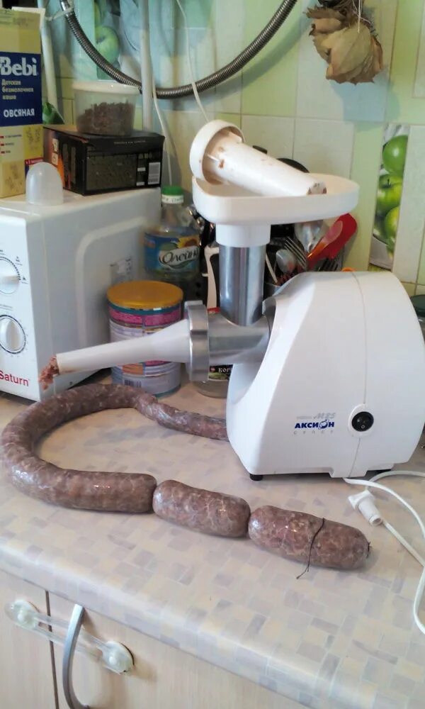 Домашняя колбаса мясорубка. Мясорубка мулинекс 1700w. мясорубка мулинекс сборка для колбасок. домашняя колбаса на мясорубке. сборка мясорубки для колбасок.