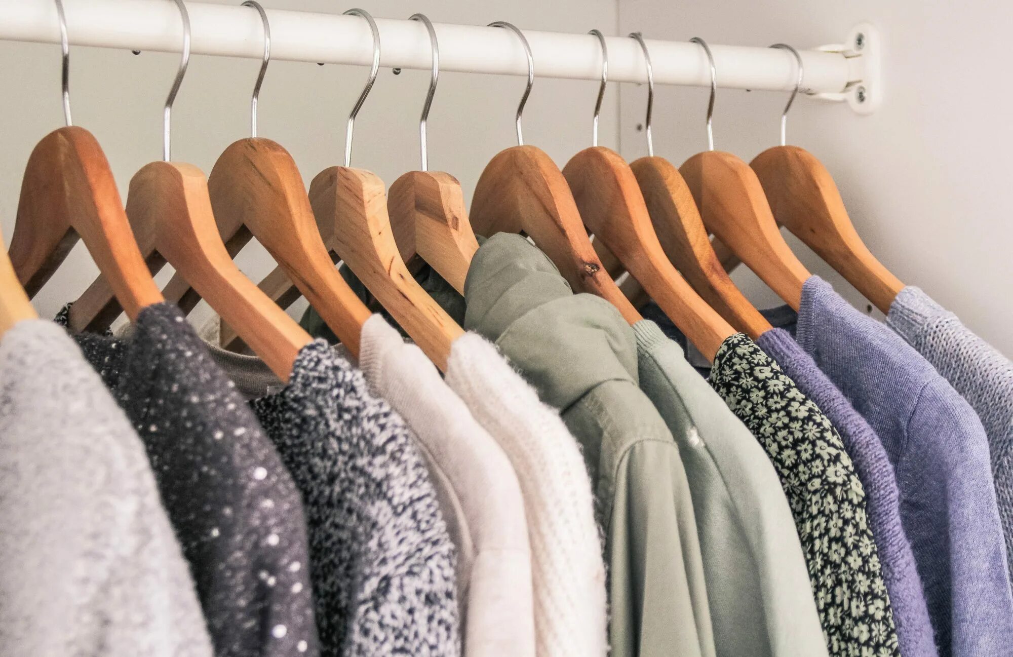 Почему пахнет белье в шкафу. Аромат для шкафа с одеждой. Экологичные ткани для одежды. Clothes. Экологичность материалов для одежды.