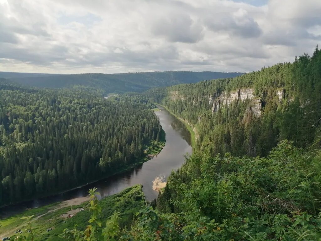 Поселок усьва. Усьвинские столбы пермский край. урал река усьва. усьвинские столбы. поселок усьва пермский край. река вишера столбы.