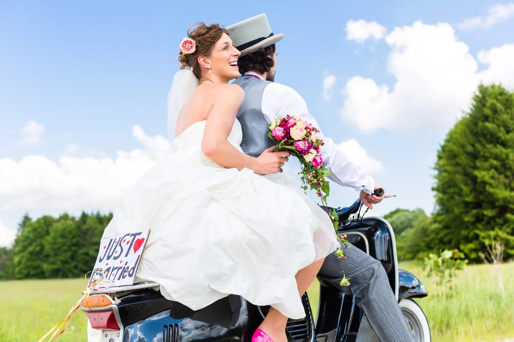 Трудно выйти замуж. Фото невесты на мотороллере. мама вышла замуж мотороллер. bride and groom jokes.