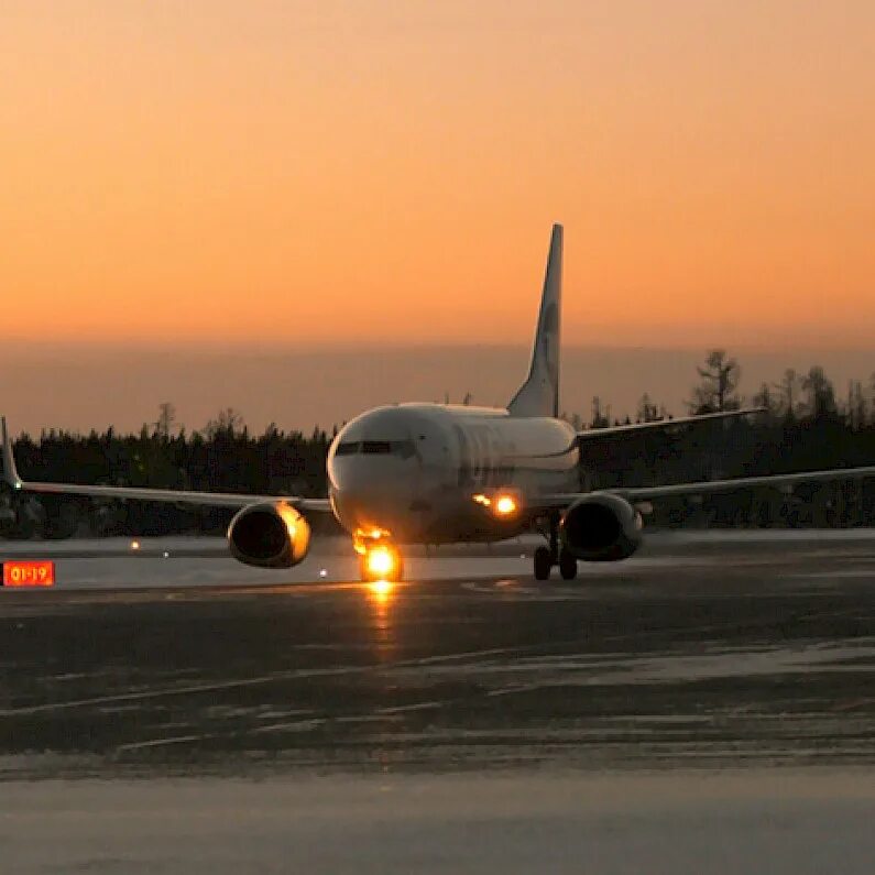 Ноябрьск самолеты аэропорт. Аэропорт Нижневартовск. Вылет самолета. Фото аэропорт самолеты Ноябрьск. Уфа салехард самолет