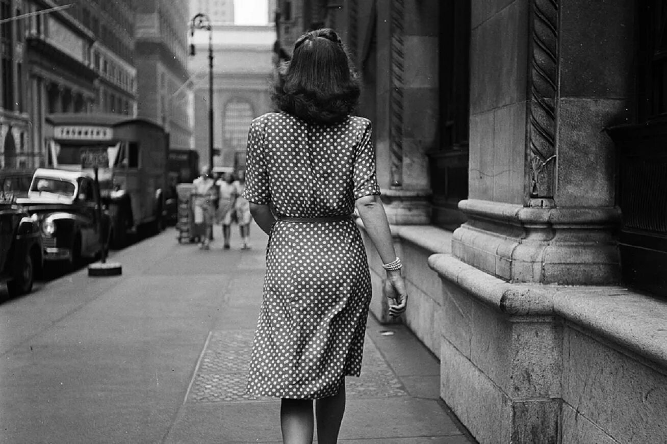 нью йорк 1940-е. иногда походка. женщина на мосту. походка женщины. уходящая девушка.