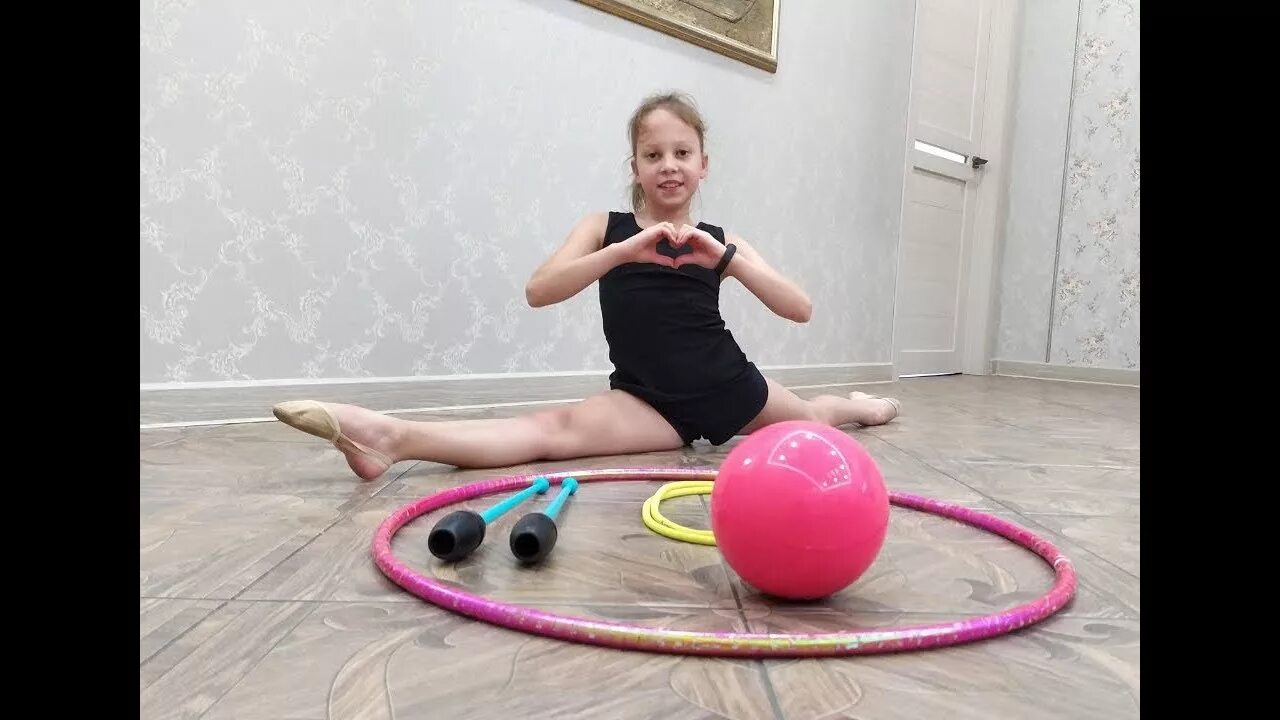 мастерства с мячом. мяч для художественной гимнастики. элементы с мячом в художественной гимнастике. мастерства гимнастики с мячом. гимнастические элементы.