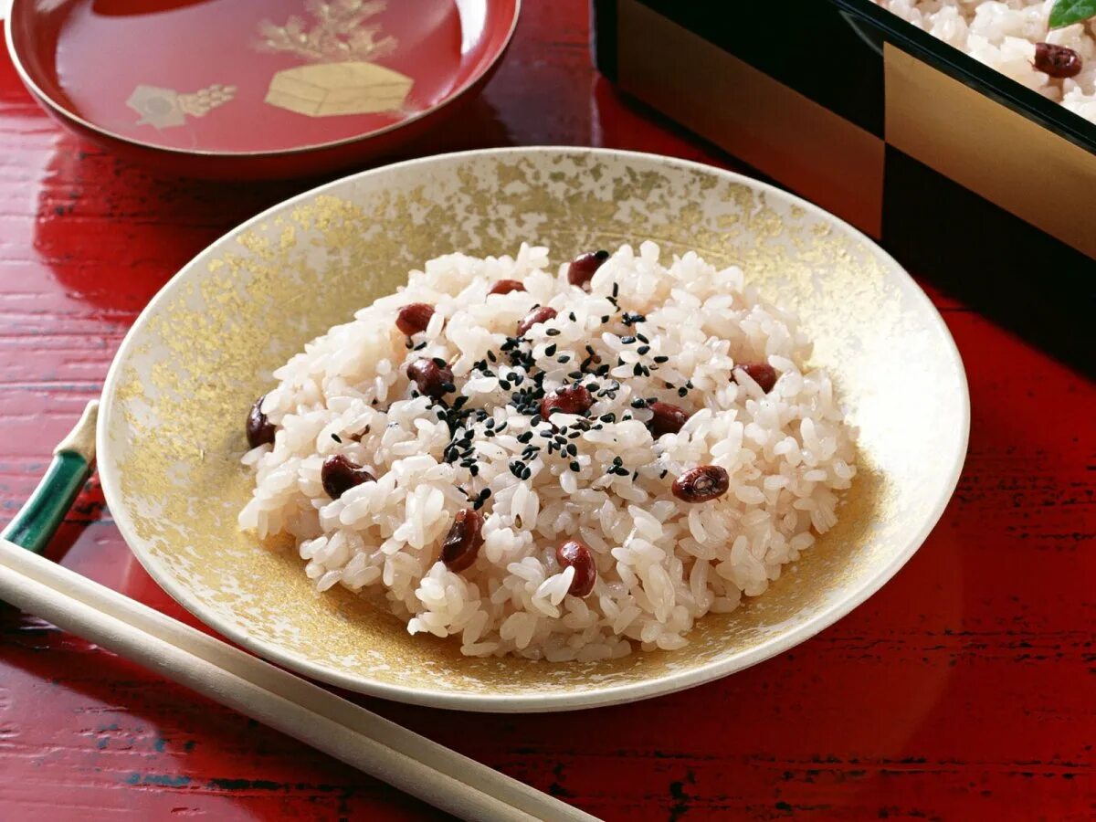 Какой рис в китае. Китайские блюда с рисом. Корейская кухня рис. Корейские блюда с рисом. Рис в тарелке.