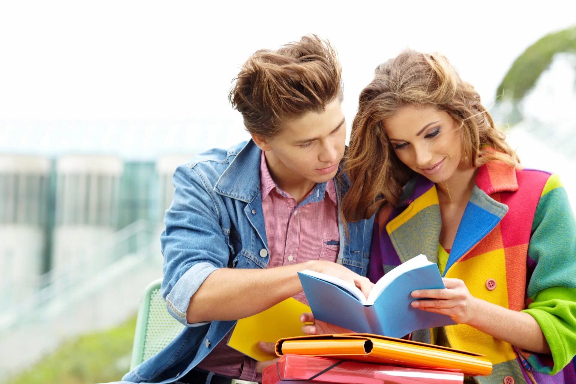 Молодежь и чтение. Молодежь и книга. Парень и девушка студенты. Юноши и девушки.