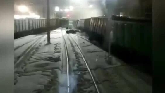 Женщину зажало поездом. Составитель вагонов. составителя поездов зажало. составителя поездов зажало между вагонами.