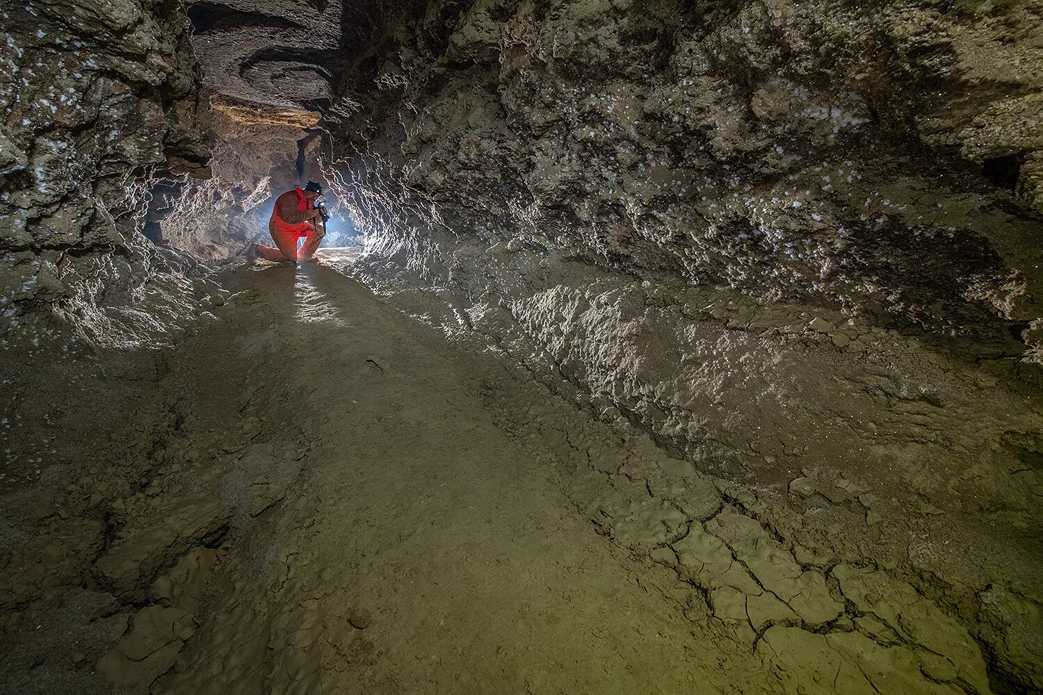 черный грот. черный грот ущелья мишоко. черный грот. река гамовская. грот древнего человека адыгея.