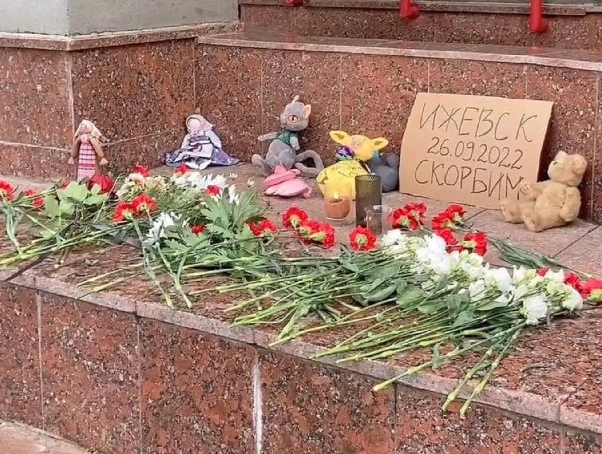 В память написали песню теракт. Мемориал погибшим детям. Памяти погибших. Цветы в память погибших в Ижевске.