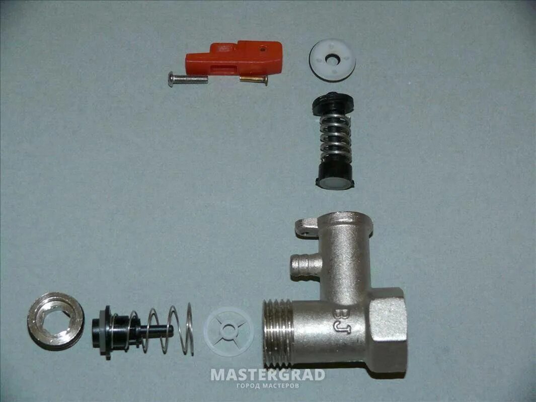 Предохранительный сливной клапан водонагревателя электролюкс. Сливная трубка для водонагревателя. Обратный клапан для бойлера 1/2 с курком. Схема подключения предохранительного клапана к водонагревателю. Предохранительный клапан для водонагревателя водонагреватель.