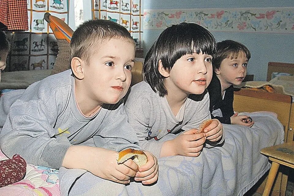 Миша из детдома парадигма. Дяденька китаец мальчик европеец. Дом детской. Интернат для детей. Как попасть в детдом по собственному желанию.