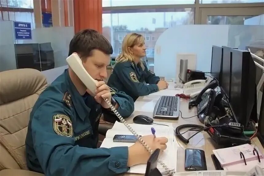 Женщина с телефонной трубкой. Этикет телефонных звонков по времени. Телефонные переговоры в тюрьме. Телефонный звонок. Открытка позвони мне.