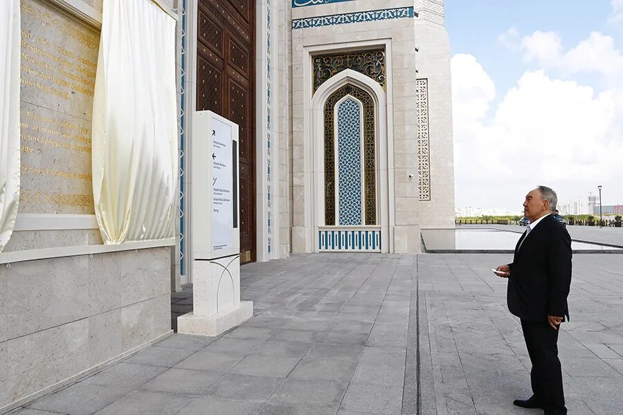 Астана самая большая мечеть. Назарбаев в мечети. Мечеть Нурсултан в Казахстане. Мечеть Назарбаева в Нурсултане. Новая мечеть в Нурсултане.