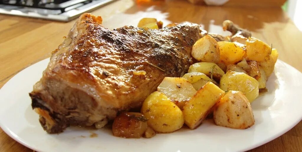 Баранина тушеная с овощами. Баранина запеченная с картофелем. Казан кебаб баранина. Жаркое из баранины с картофелем в казане. Картошка с бараниной запеченная.