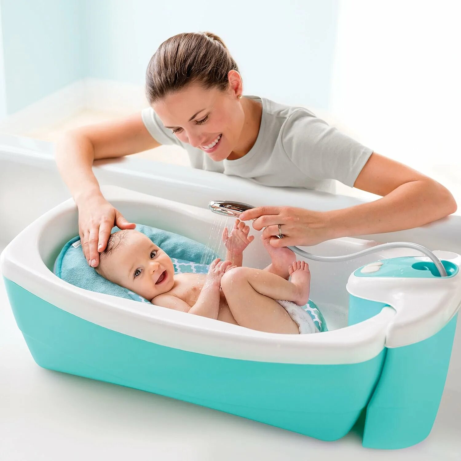 Мама измеряет температуру воды для купания ребенка. Ванночка Summer Infant Foldaway. Ванночка Summer Infant. Ванная для малыша. Ванночка для купания новорожденных.