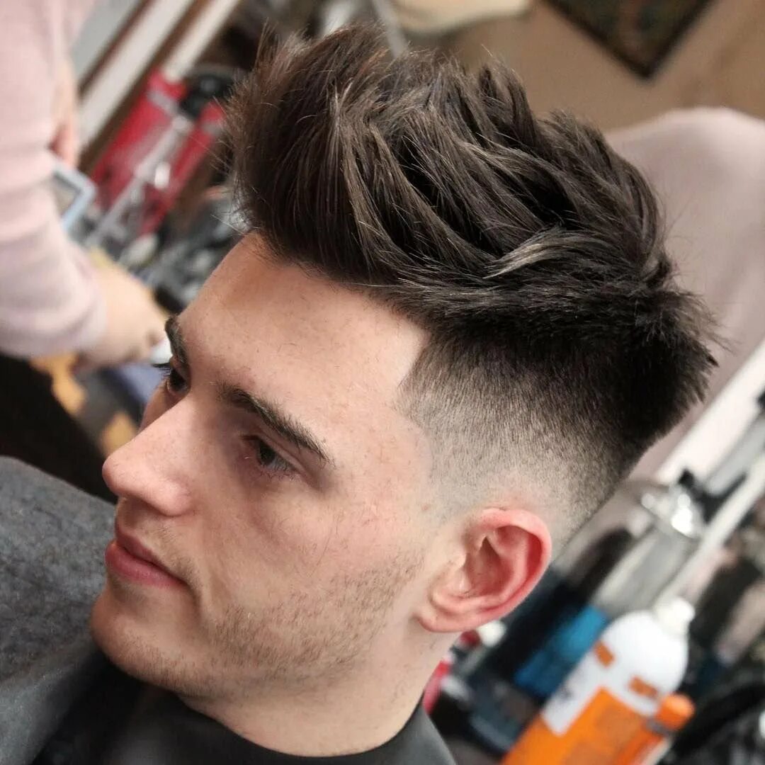 Квифф фейд. Квифф андеркат. Стрижка Quiff (Квифф). Quiff (Квифф) короткая. Кома мужской стрижка