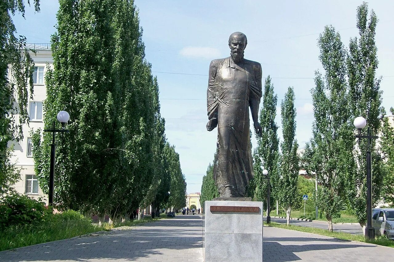 Достоевский омск. Памятник ф м Достоевскому в Омске. Памятник Достоевскому Омск на Ленина. Памятник ф. м. Достоевскому (г. Добрич, Болгария, 2008 г.). Памятник ф. м. Достоевскому (г. Омск,2001 г.).