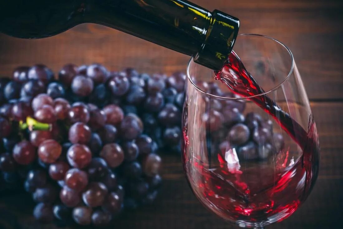 Какой виноград красного вина. Красное вино. Вино и виноград. Виноградное вино. Красивое вино.