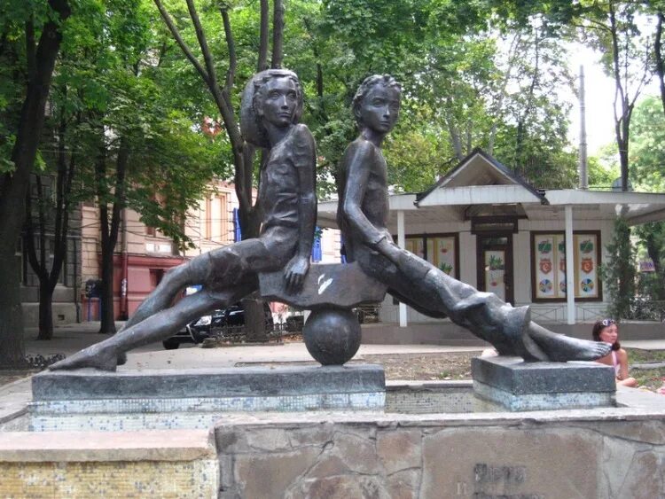 Пройдя несколько домов гаврик втащил. Памятник пете и гаврику. памятник петьке и гаврику в одессе. одесса петя и гаврик. валентин катаев памятник в одессе.